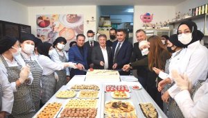 Bornovalı kadınlar mutfak atölyesinde eğitim alıyorlar