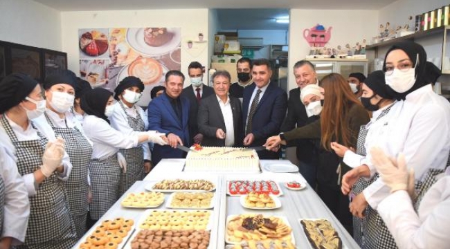 Bornovalı kadınlar mutfak atölyesinde eğitim alıyorlar