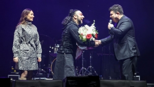 Buca'da yeni yıl bir gün önce, Hayko Cepkin konseriyle karşılandı