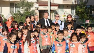 Edremit Belediye Başkanı Arslan öğrencilerle fidan dikti