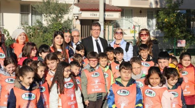 Edremit Belediye Başkanı Arslan öğrencilerle fidan dikti
