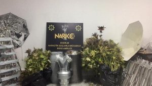 Evini uyuşturucu imalathanesine çevirdi