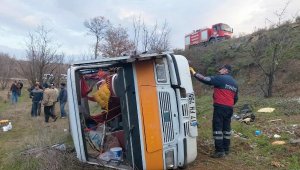 İşçi minibüsü devrildi; uzman er öldü, 9 yaralı