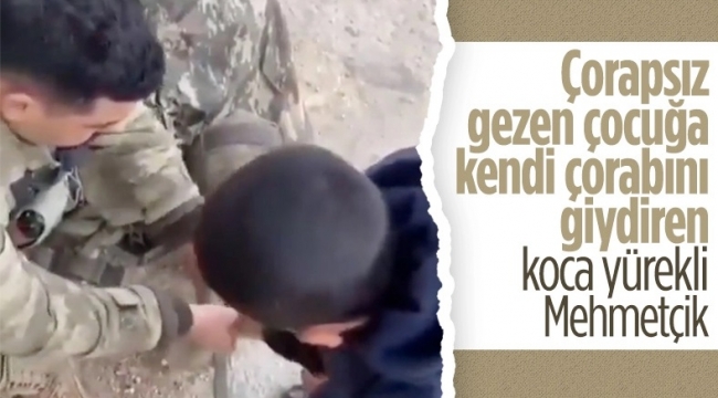 İşte Türk askerinin vicdanı... Çorapsız çocuğa kendi çorabını verdi
