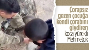 İşte Türk askerinin vicdanı... Çorapsız çocuğa kendi çorabını verdi