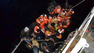 İzmir açıklarında Yunan unsurlarının ittiği 84 kaçak göçmen kurtarıldı