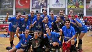 İzmir Büyükşehir Belediyespor tur için sahada