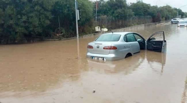 İzmir'de araçlar sulara gömüldü