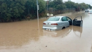 İzmir'de araçlar sulara gömüldü