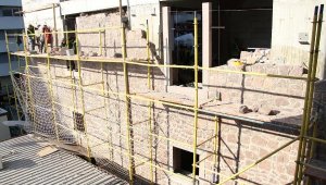 İzmir İktisat Kongresi tarihi binasında döneme uygun taş kaplama