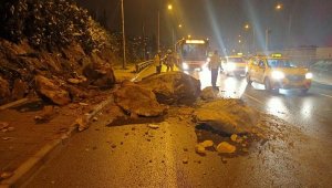 İzmir'de faciaya kıl payı! Kayalar yola düştü