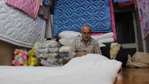 İzmir'de unutulmaya yüz tutmuş yorgancılık mesleğini yaşatmaya çalışıyor