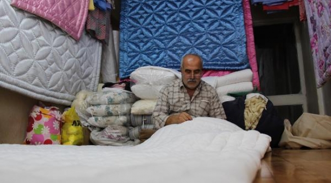 İzmir'de unutulmaya yüz tutmuş yorgancılık mesleğini yaşatmaya çalışıyor