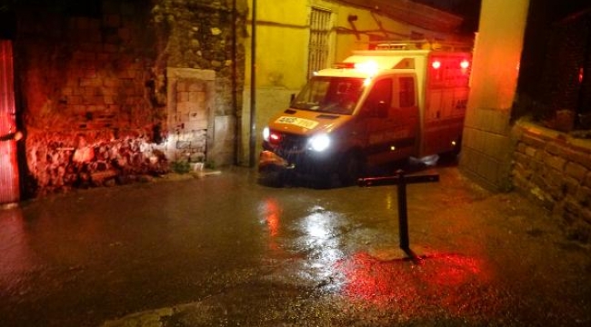 İzmir'de yağıştan ev çöktü, 1 kişi kurtarıldı