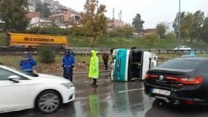 İzmir'de yolcu minibüsü devrildi; sürücü yaralı
