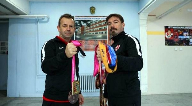 İzmirli öğretmenlerin taekwondo başarısı