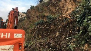 Kaya parçalarının düştüğü yamaçta güvenlik önlemi alınacak