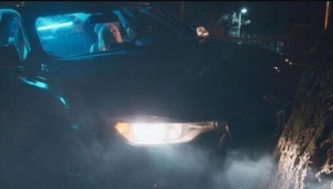 Klip çekiminde kaza! Şarkıcı ağca çarptı