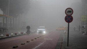 Kula yoğun sis, görüş mesafesi 10 metreye düştü