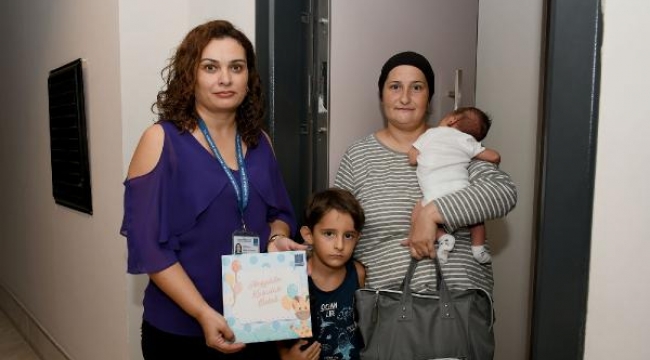 Kuşadası'nda 280 bebeğe hoş geldin ziyareti! Ailelere destek