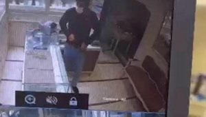 Kuyumcuyu soymaya kalkıştığı anlar kamerada