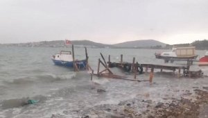 Kuzey Ege sahillerinde 'lodos fırtınası' ve 'sağanak'