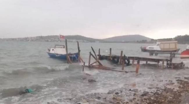 Kuzey Ege sahillerinde 'lodos fırtınası' ve 'sağanak'