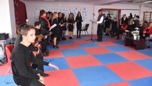 Liseli öğrencilerden kardeş okuldaki özel çocuklara ziyaret