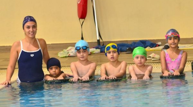 Manisa Yunusemre'de çocuklar kışın da yüzme öğreniyor