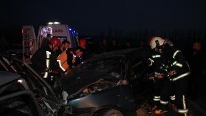 Manisa'da 2 otomobil çarpıştı: 1 ölü, 5 yaralı