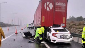 Manisa'da otomobil, TIR'a çarptı: 2 ölü, 2 yaralı