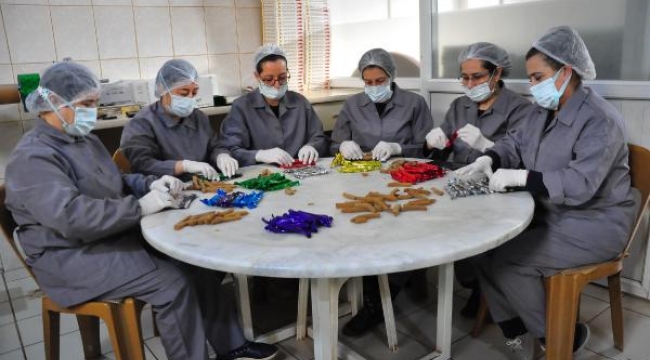 Manisa'da saçılacak 7 ton mesir macununun yapımına başlandı