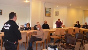 Marmaris'te huzurevi sakinlerine yolun karşısına geçme eğitimi