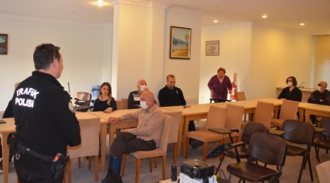 Marmaris'te huzurevi sakinlerine yolun karşısına geçme eğitimi