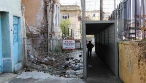 Öğrencilerin 'çelik tünelli' okul yolculuğu