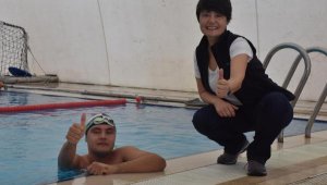 Otizmi yüzerek geçiyor!