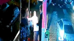 Oto galerici, kavgayı ayırırken silahla vuruldu