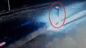 Otomobil, karşıya geçen yayaya böyle çarptı