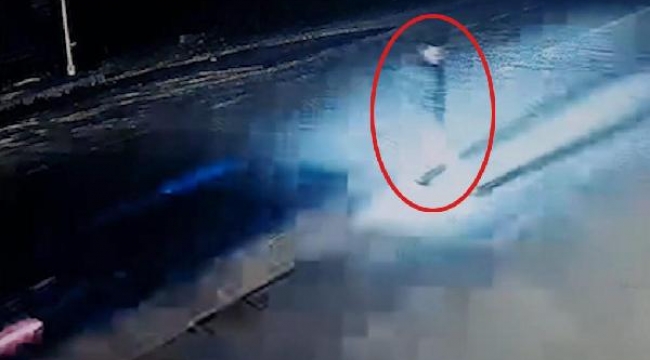 Otomobil, karşıya geçen yayaya böyle çarptı