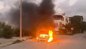 Otomobil, yolda giderken alev alev yandı
