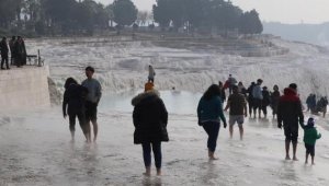 Pamukkale, travertenleri ve antik havuzuyla kışın da turist çekiyor