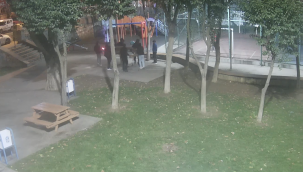 Parktan oturma ünitesini çaldılar, kamera yakaladı