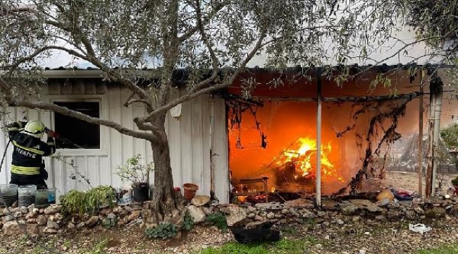 Tek katlı müstakil ev, yangında kullanılamaz hale geldi