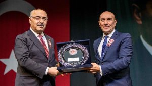 Başkan Soyer'in ödülünü Vali Köşger verdi