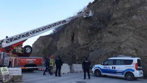 Uçuruma yuvarlanan İrem, ağaca takılı kaldı