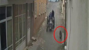 Yerinden çıkan lastik, valinin aracına çarptı