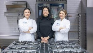 'Yılbaşı menüsü için yiyecekleri, buharda, ızgarada veya fırında pişirin'