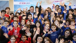 233 yüzücü Aliağa'da yarıştı! Madalyaları Başkan Acar dağıttı
