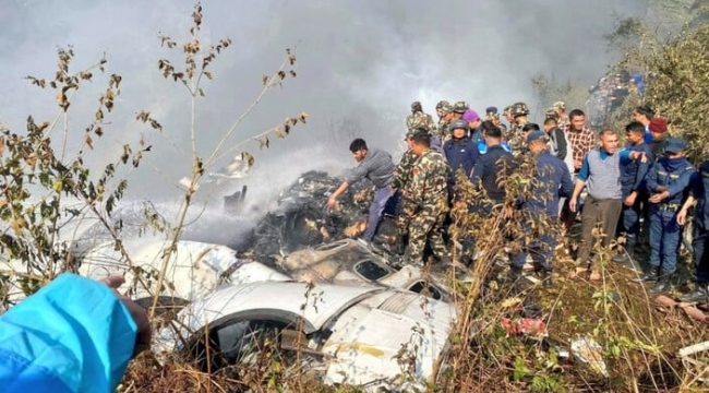 72 yolcunun bulunduğu uçak yere çakıldı! İşte görüntüler