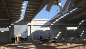 Aydın'da vincin kırılan bomu çatıya düştü: 1 ölü, 1 yaralı